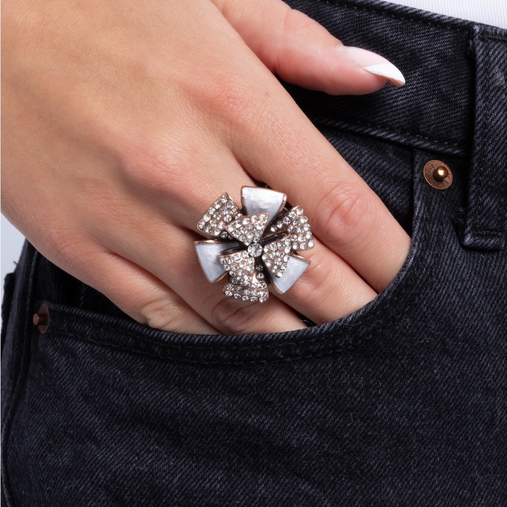 Elegant Silver and White Flower Ring